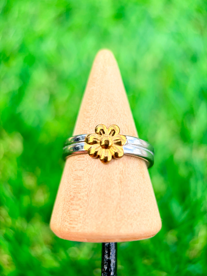 Sortija de Flores Doble Tono Ajustable