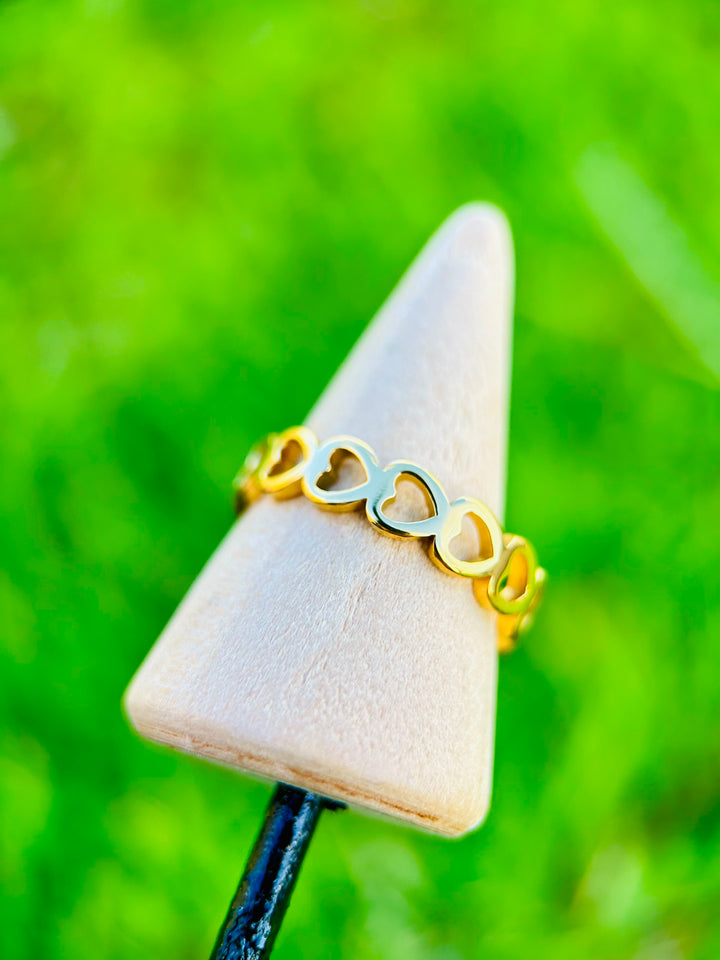 Sortija de siluetas de corazones