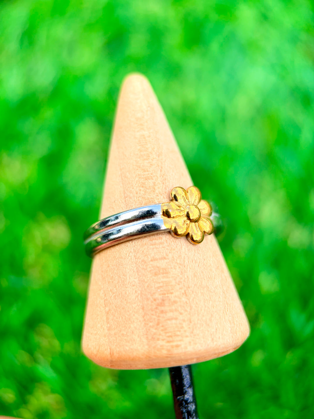 Sortija de Flores Doble Tono Ajustable